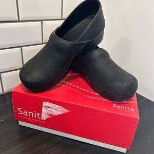 Sanita Black Professional Oiled Closed Clogs in Black